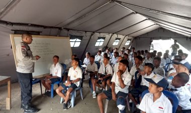 Menyalakan-Kembali-Cita-Cita-di-Tengah-Bencana,-Polsek-Paga-Polres-Sikka-Sentuh-Hati-Pelajar-Tana-Wawo