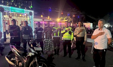 Saat-Umat-Bersujud,-Polres-Sikka-Polda-NTT-Berdiri-Mengawal:-Tarawih-dan-Witir-Aman-di-Sikka