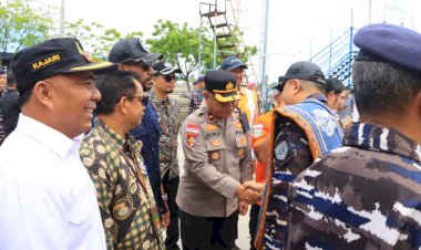 “Sinergi-TNI–Polri-di-Dermaga-Lorensius-Say,-Wakapolres-Sikka-Hadiri-Penyambutan-Danguspurla-Koarmada-II”