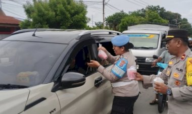 Di-Senja-Ramadan-1447-H,-Propam-Polres-Sikka-Turun-ke-Jalan:-Menebar-Takjil,-Meneguhkan-Kepercayaan