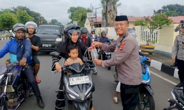 Polres-Sikka-Polda-NTT-Hadirkan-Semangat-Berbagi-Ramadan-Melalui-Aksi-Sosial-Pembagian-Takjil