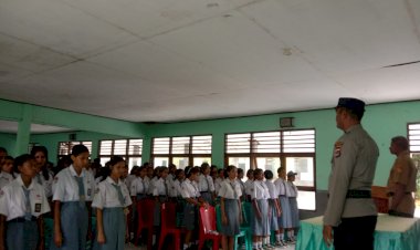 Bangun-Generasi-Berkarakter,-Polsek-Bola-Polres-Sikka-Edukasi-Pelajar-SMA-Negeri-Bola-tentang-Bullying-dan-Kenakalan-Remaja