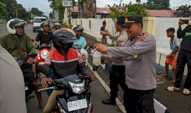 Sentuhan-Humanis-Polres-Sikka-Polda-NTT-di-Bulan-Ramadan,-Unit-Siwas-Berbagi-Tak’jil-untuk-Masyarakat