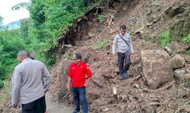 Sigap-Tanggap-Bencana,-Jajaran-Polres-Sikka-Polda-NTT-Pantau-Langsung-Longsor-yang-Mengisolasi-Desa-Poma