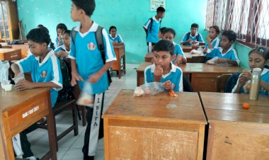 Pastikan-Tepat-Sasaran,-Jajaran-Polres-Sikka-Pantau-Distribusi-Makan-Bergizi-Gratis-untuk-Ribuan-Pelajar