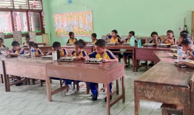 Ribuan-Pelajar-Terima-Makan-Bergizi-Gratis,-Jajaran-Polres-Sikka-Lakukan-Monitoring-Lapangan