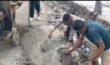 Abrasi-Rusak-Akses-Warga,-Jajaran-Polres-Sikka-dan-Masyarakat-Palue-Turun-Tangan-Perbaiki-Jalan