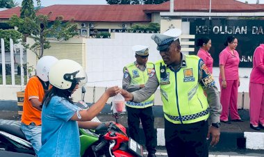 “Di-Balik-Seragam-dan-Sirene:-Satlantas-Polres-Sikka-Tebar-Takjil,-Hadirkan-Wajah-Humanis-di-Jalan-Raya”