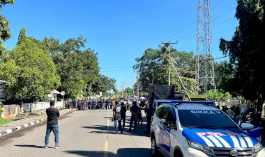 “Jalan-Salib-Tematis-di-Maumere-Berjalan-Kondusif,-Satlantas-Polres-Sikka-Tunjukkan-Profesionalitas”