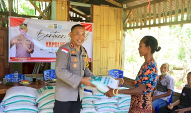 “Menembus-Pelosok-Wairbukang,-Kapolres-Sikka-dan-Tim-Hadirkan-Kepedulian,-430-Kg-Beras-Jadi-Harapan-Warga”
