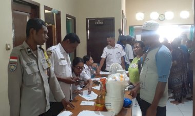464-KK-di-Kota-Uneng-Terima-Bantuan,-Polsek-Alok-Polres-Sikka-Pastikan-Distribusi-Aman-dan-Tepat-Sasaran