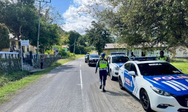 Kawal-Jalur-Strategis,-Satlantas-Polres-Sikka-Pastikan-Perjalanan-Laksda-Joni-Sudianto-Tanpa-Hambatan