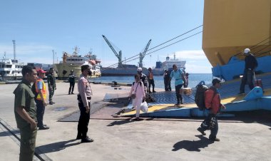 Pengamanan-Ketat-Iringi-Kedatangan-KM-Dharma-Rucitra-VII-di-Maumere,-Ratusan-Penumpang-Tiba-dengan-Aman