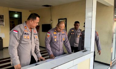 Menjalankan-Fungsi-Pengawasan-Waka-Polres-Sikka-Pastikan-Kesiapan-Piket-SPKT-Lewat-Pengecekan-Langsung