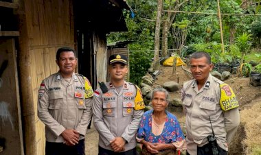 WUJUD-PEDULI-KEMANUSIAN:-KAPOLSEK-PAGA-POLRES-SIKKA-BERI-BANTUAN-SOSIAL-KEPADA-WARGA