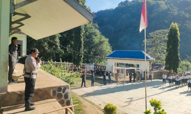 Lewat-Upacara-Bendera,-Polsek-Paga-Polres-Sikka-Bangun-Generasi-Disiplin-dan-Taat-Hukum