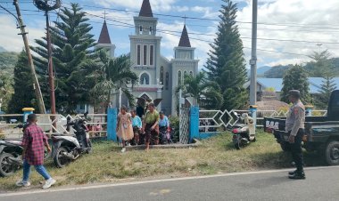 Polres-Sikka-dan-Jajaran-Kawal-Ribuan-Umat-Katolik,-Pengamanan-Komuni-Suci-Pertama-Berlangsung-Aman-dan-Kondusif-di-Sejumlah-Wilayah
