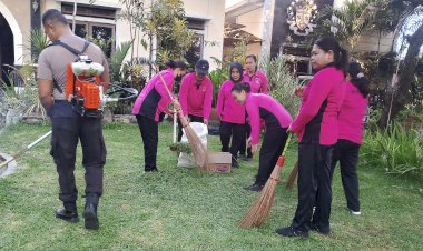 Sambut-Hari-Bhayangkara-ke-80,-Polsek-Nita-Polres-Sikka-Bersihkan-Biara-Karmel-sebagai-Wujud-Pengabdian-dan-Kepedulian-Sosial