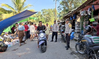 Hadir-di-Tengah-Denyut-Ekonomi-Rakyat,-Polsek-Paga-Polres-Sikka-Intensifkan-Pengamanan-Pasar-Detumage