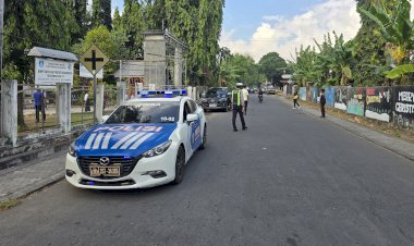 Kawal-Generasi-Emas,-Satlantas-Polres-Sikka-Amankan-Penjemputan-Duta-Prestasi-SMPK-Frateran-Maumere