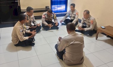 Perkuat-Integritas-dan-Moral-Personel,-Polres-Sikka-Bersama-Seluruh-Polsek-Jajaran-Gelar-Pembinaan-Rohani-Secara-Serentak