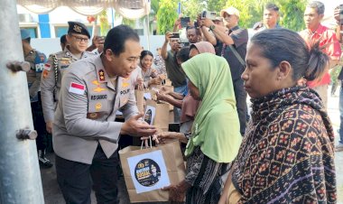 Turun-Langsung-ke-Sikka,-Gubernur-NTT-dan-Kapolda-Bawa-Bantuan-untuk-Korban-Gempa-M-7,7-Mw