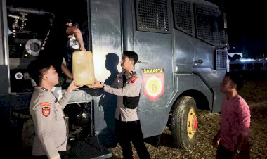 Polres-Sikka-Kerahkan-Water-Cannon,-Kepedulian-untuk-Pengungsi-Tak-Pernah-Padam