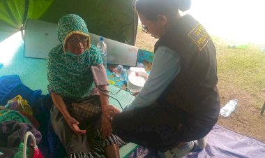 Sentuh-Sisi-Kemanusiaan,-Sidokkes-Polres-Sikka-Pastikan-Kesehatan-Pengungsi-Gelora-Samador-Tak-Terabaikan