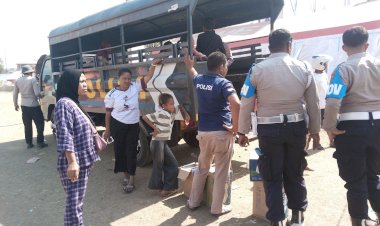 Polri-Antar-Pengungsi-Pulang,-Mobil-Dinas-Polres-Sikka-Bergerak-Pastikan-Warga-Terdampak-Gempa-Kembali-ke-Rumah
