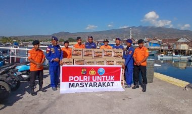 Membawa-Harapan-di-Tengah-Luka-Gempa,-Satpolairud-Polres-Sikka-Menembus-Pesisir-Antar-Bantuan-untuk-Warga