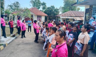 Bantuan-Bhayangkari-Menyapa-Anak-Korban-Gempa-Flores,-114-Siswa-di-Sikka-Terima-Perlengkapan-Sekolah