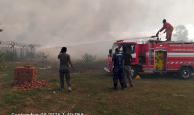 Api-Melahap-Lahan-Pesisir-Bandara-Frans-Seda,-Respons-Cepat-Petugas-Cegah-Kobaran-Meluas