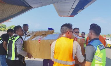 Pesawat-Casa-Polri-Bawa-Pulang-Jenazah-drh.-Alfonsius-Mehan-dari-Papua-ke-Tanah-Sikka