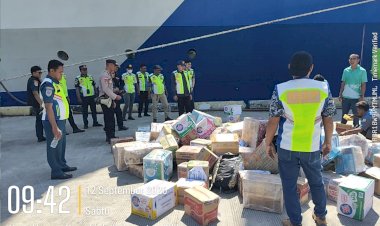Polres-Sikka-Kawal-Arus-Bantuan-Kemanusiaan,-dari-Pelabuhan-hingga-Distribusi-ke-Warga-Terdampak-Gempa
