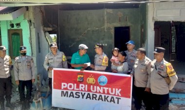 Turun-ke-Tengah-Puing-Gempa,-Polsek-Paga-Polres-Sikka-Ulurkan-Bantuan-dan-Tenaga-untuk-Warga-Maulo’o