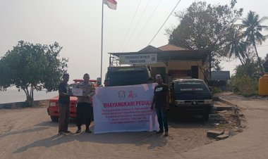 Bhayangkari-Papua-Salurkan-Bantuan-Sembako-bagi-Korban-Gempa-di-Palue,-Wujud-Kepedulian-Nyata-untuk-Warga-Sikka
