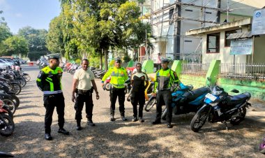 Ibadah-Aman,-Lalu-Lintas-Lancar!-Satlantas-Polres-Sikka-Turun-Langsung-ke-Tiga-Gereja