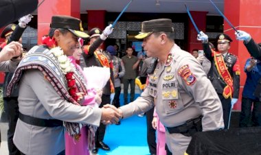 Haru-dan-Penuh-Makna,-Tradisi-Pelepasan-Komjen-Pol.-Rudi-Darmoko-di-Mapolda-NTT-Diiringi-Pesan:-Teruslah-Menjadi-Inspirasi-dan-Teladan