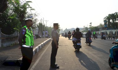 Kapolres-Sikka-Pimpin-Strong-Point-Pagi,-Polri-Bersama-Masyarakat-Wujudkan-Lalu-Lintas-yang-Aman-dan-Tertib
