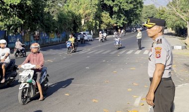 Tak-Tunggu-Kecelakaan-Terjadi!-Polres-Sikka-Turun-ke-Jalan,-Keselamatan-Pelajar-Jadi-Prioritas
