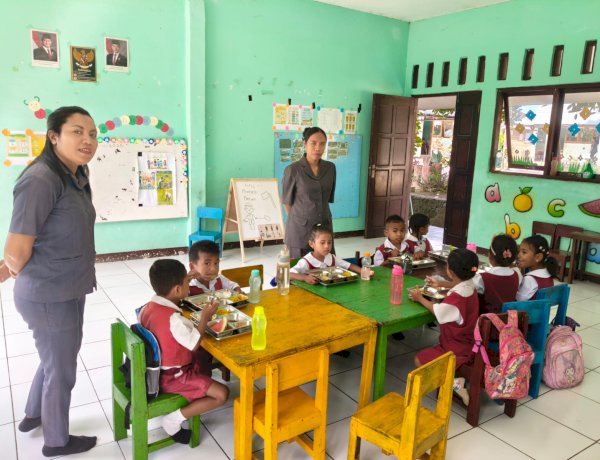 Aman dan Tepat Sasaran, Polsek Nita Polres Sikka Awasi Penyaluran Makan Bergizi Gratis di Nita