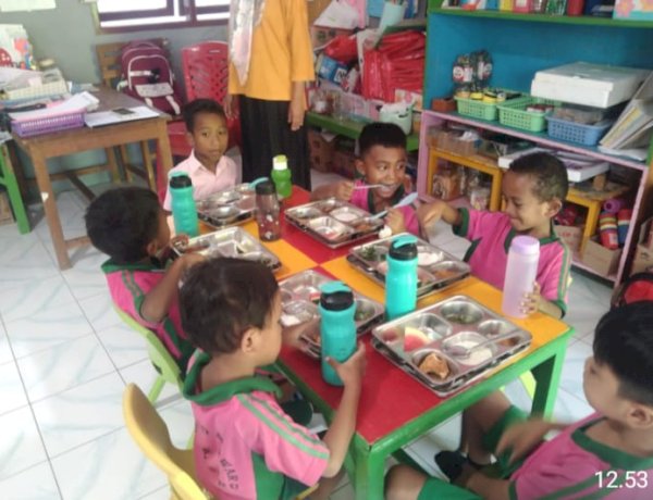 27.532 Warga Sikka Nikmati Program Makan Bergizi Gratis, Polres Sikka Pastikan Penyaluran Berjalan Aman dan Tepat Sasaran”