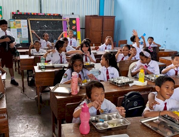 “Presisi Gizi di Sikka: Distribusi MBG Berjalan Mulus untuk 27.727 Warga dalam Sehari!”