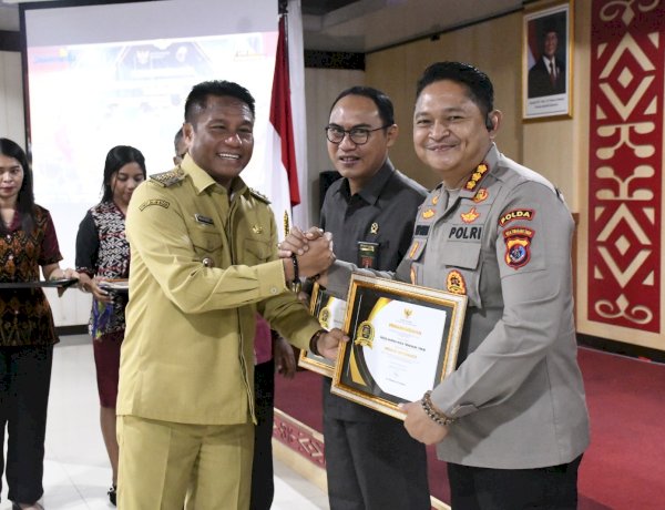Polda NTT Raih Predikat “Menuju Informatif” di Anugerah Keterbukaan Informasi Publik 2025