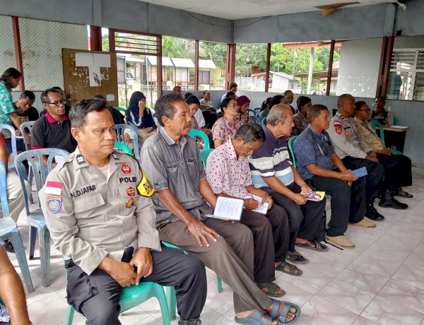 Dari Aula Kelurahan Beru Sikka, Bhabinkamtibmas Tegaskan Komitmen Kawal Pembangunan Berbasis Aspirasi