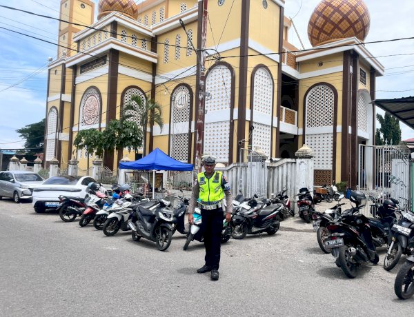 Jumat Aman di Masjid Al-Muhajirin, Satlantas Polres Sikka Polda NTT Pastikan Lalu Lintas Kondusif