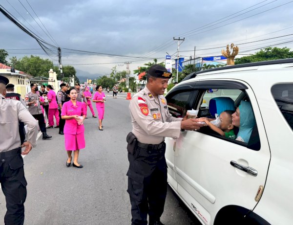 Hangatkan Ramadan 1447 H, Sat Samapta Polres Sikka Polda NTT Bersama Bhayangkari Berbagi Takjil Penuh Ketulusan