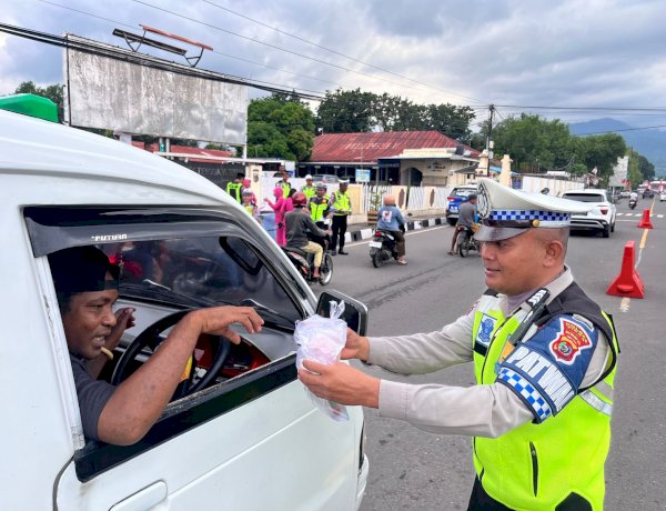 “Sentuhan Humanis di Senja Ramadhan: Satlantas Polres Sikka Membagi Takjil, Wujudkan Polri Presisi yang Humanis”