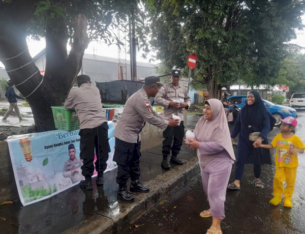 Hujan Deras Tak Surutkan Semangat, Polsek Paga Polres Sikka Tetap Berbagi Takjil di Jantung Kota Maumere