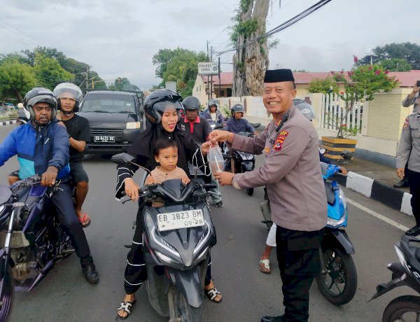 Polres Sikka Polda NTT Hadirkan Semangat Berbagi Ramadan Melalui Aksi Sosial Pembagian Takjil